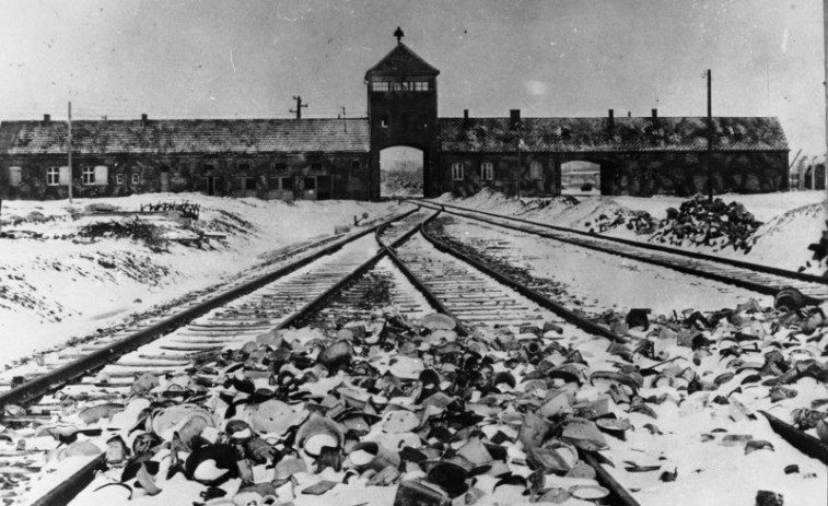 La mentira que salvó mi vida: El consejo de un desconocido en Auschwitz