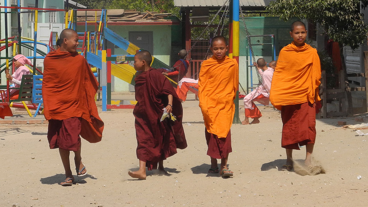 2. Ju00f3venes monjes budistas (1)
