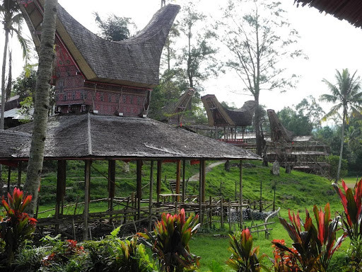 Edificaciones funerarias. Tana Toraja, Isla de Sulawesi. Fotografía: J.L. Meneses