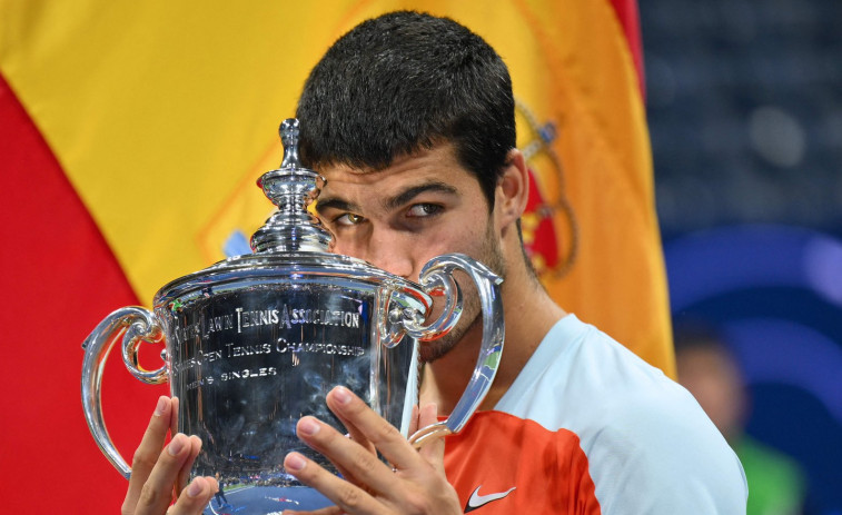 ¡Carlos Alcaraz hace historia! El joven tenista  español se corona campeón de Wimbledon contra Djokovic