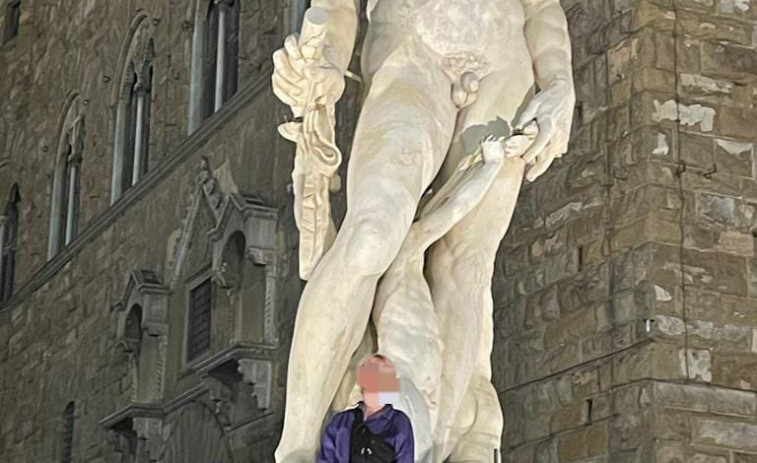 Un turista daña la Fuente de Neptuno de Florencia al subirse a ella para hacerse un selfie