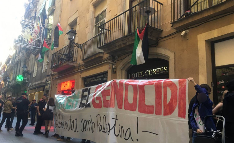 Ocupan un hotel israelí en Barcelona en protesta por el genocidio en Gaza